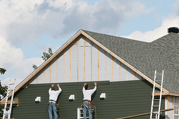 Professional Vinyl Siding technician working in Point Lookout, NY